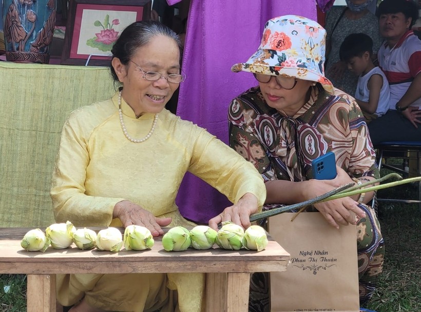 Nghệ nhân Phan Thị Thuận là người thành công với các sản phẩm dệt từ tơ sen.