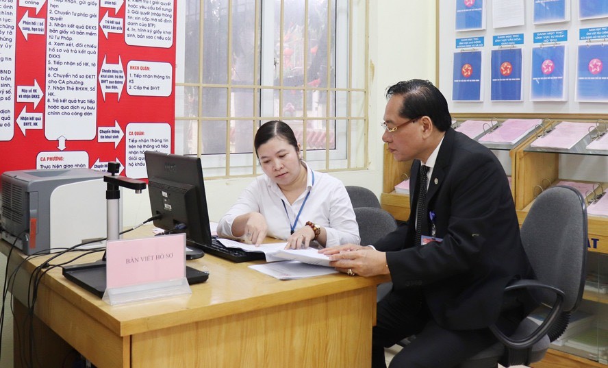 Chị Hoàng Ngọc Quỳnh báo cáo lãnh đạo Đoàn kiểm tra công vụ thành phố về công tác tiếp nhận hồ sơ hành chính tại bộ phận “một cửa” UBND phường Phú Lãm (quận Hà Đông)