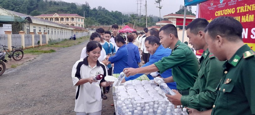 Những suất cơm miễn phí dành cho học sinh biên giới Nậm Pồ (Điện Biên).