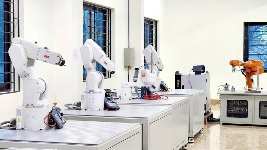 Robot ABB tại Phòng thực hành Robot Công nghiệp của Khoa Cơ khí.jpg