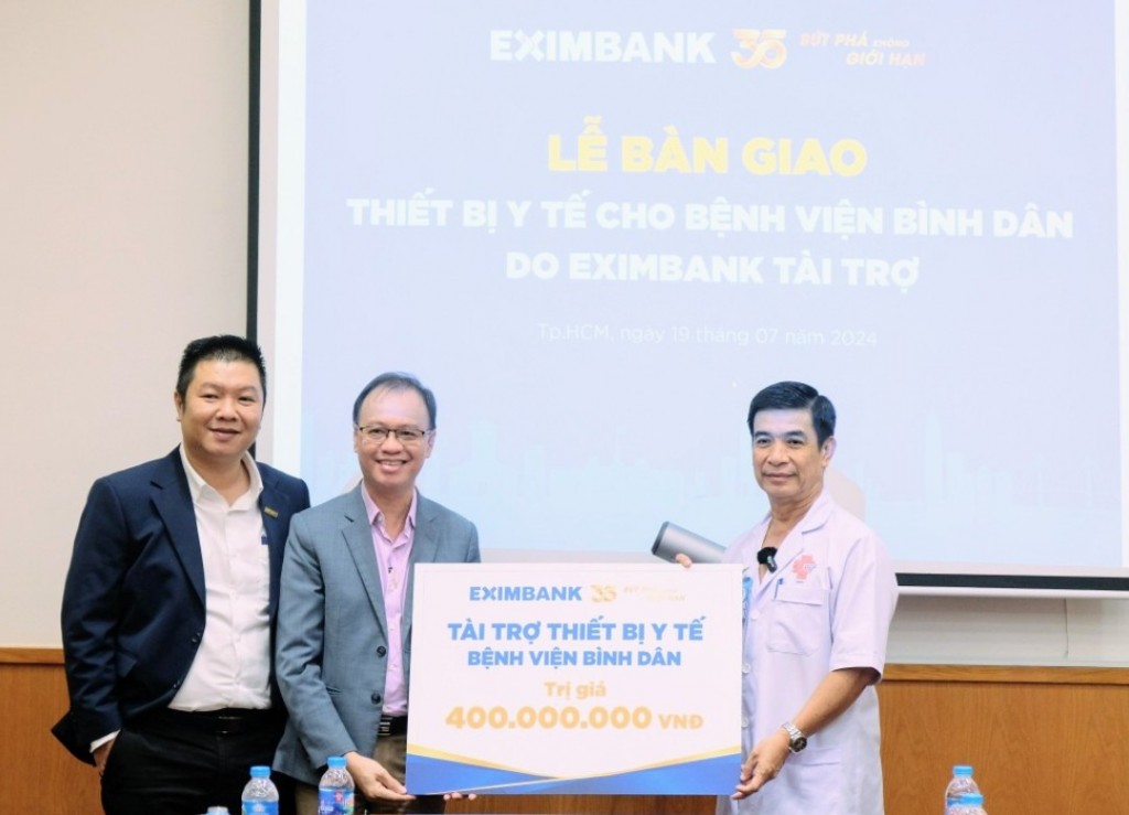 Ông Nguyễn Hồ Hoàng Vũ – Phó Tổng Giám đốc Eximbank (thứ 2 từ trái sang) trao tặng thiết bị y tế trị giá 400 triệu đồng cho ông Lương Thanh Tùng, Bác sĩ chuyên khoa II, Phó Giám đốc Bệnh viện Bình Dân