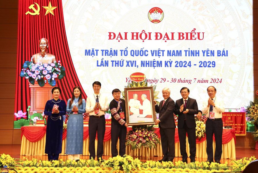 Chủ tịch Ủy ban Trung ương MTTQ Việt Nam chúc mừng và tặng quà Đại hội MTTQ Việt Nam tỉnh Yên Bái.