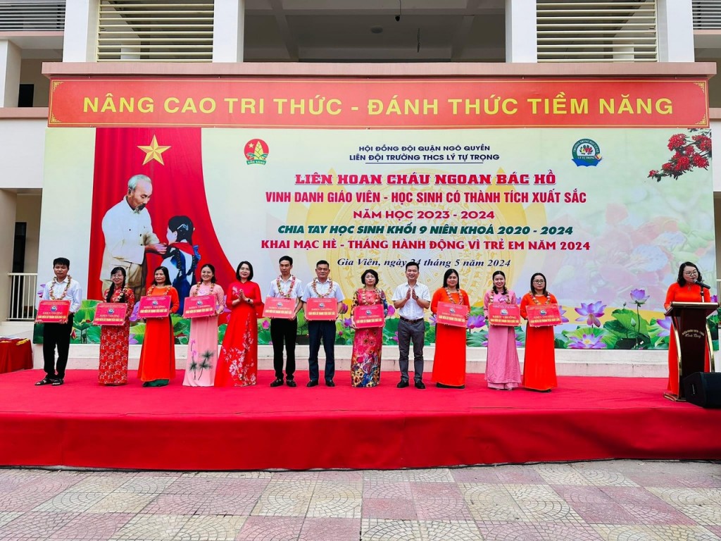 Lễ trao phần thưởng cho giáo viên có thành tích xuất sắc năm học 2023-2024