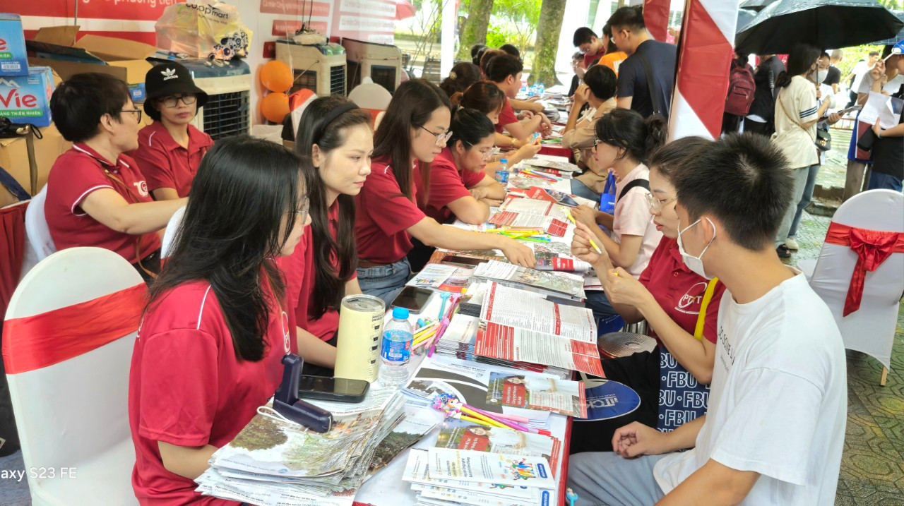 Thí sinh nghe tư vấn xét tuyển đại học năm 2024 tại Đại học Bách khoa Hà Nội. Ảnh: Thống Nhất