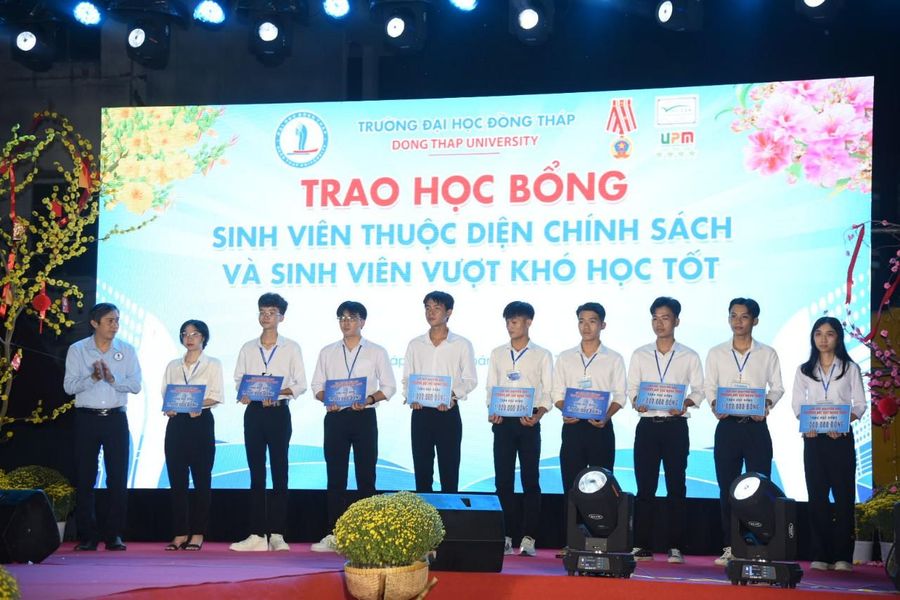 SV diện chính sách và SV vượt khó nhận học bổng của Trường ĐH Đồng Tháp.