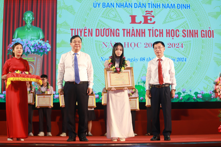 Phạm Thị Trà My, học sinh Trường THPT Giao Thủy đạt điểm tổ hợp khối C00 cao nhất tỉnh và toàn quốc được tuyên dương.