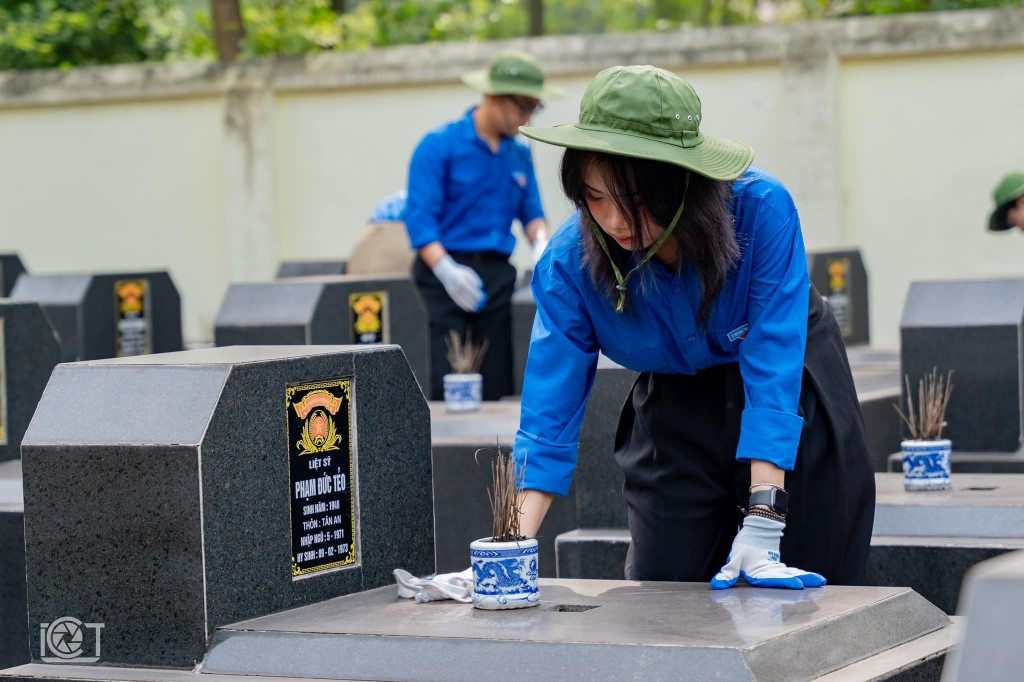 Chỉnh trang Nghĩa trang liệt sĩ, tặng quà cho các gia đình chính sách nhân dịp 27/7