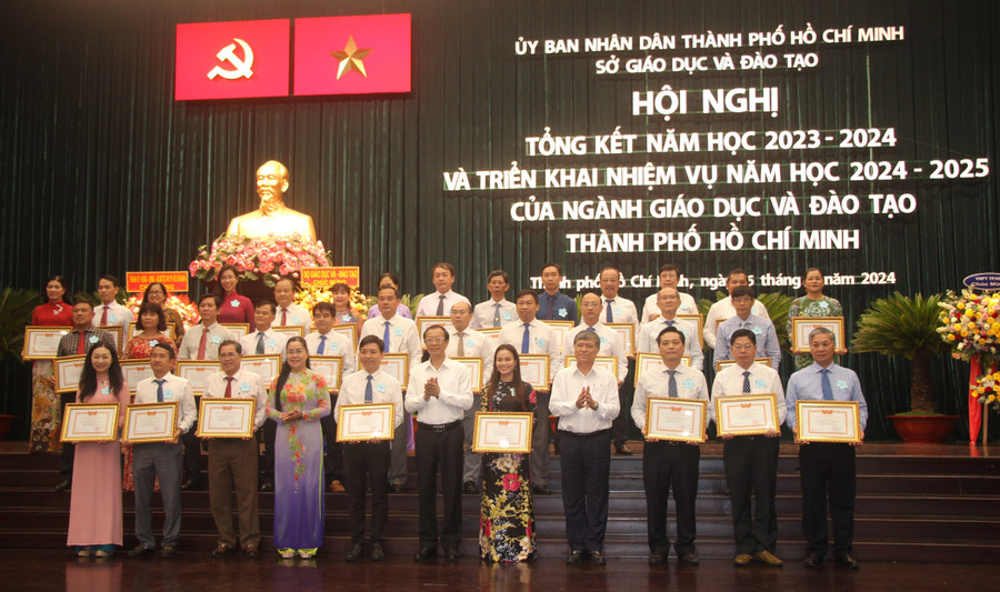 Dịp này, UBND TPHCM đã tặng danh hiệu Tập thể Lao động xuất sắc năm học 2023-2024 cho 136 tập thể có thành tích hoàn thành xuất sắc nhiệm vụ trong năm học, góp phần tích cực trong phong trào thi đua của thành phố.