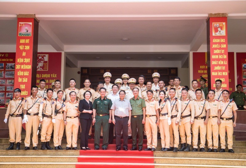 Thủ tướng Chính phủ Phạm Minh Chính cùng đoàn công tác chụp ảnh lưu niệm với cán bộ, chiến sĩ Công an tỉnh