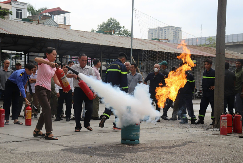 Các học viên thực hành kỹ năng dập lửa, chữa cháy