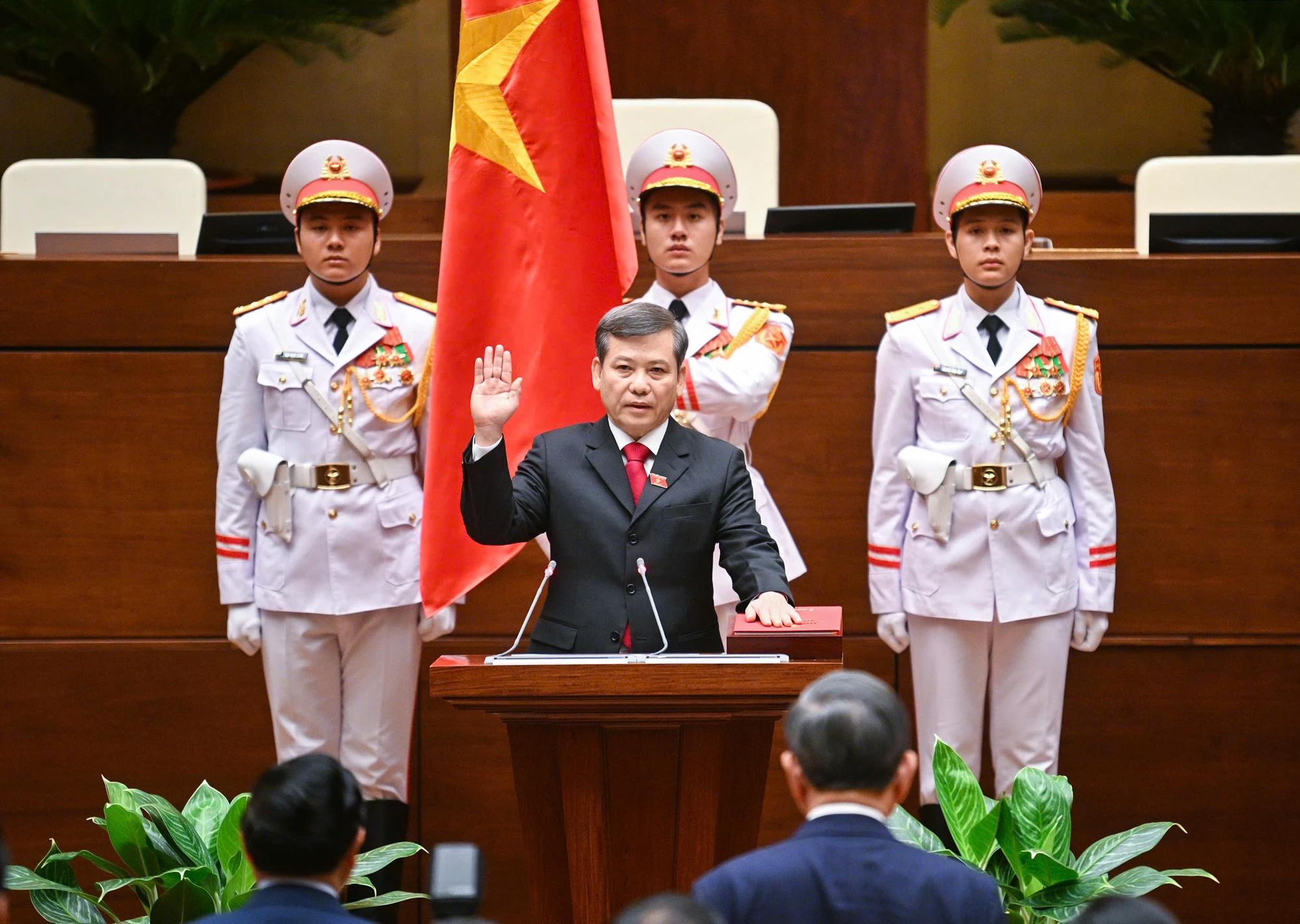 Tân Chánh án TAND Tối cao Lê Minh Trí tuyên thệ nhậm chức. Ảnh: PHẠM THẮNG