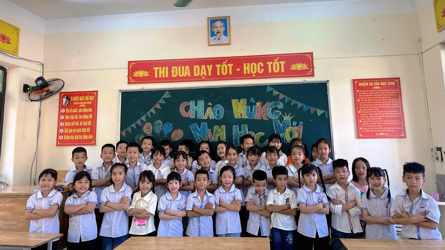 6- Học sinh Trường Tiểu học Quản Nham 1, huyện Quảng Xương (Thanh Hóa) hân hoan trong buổi tựu trường..jpg