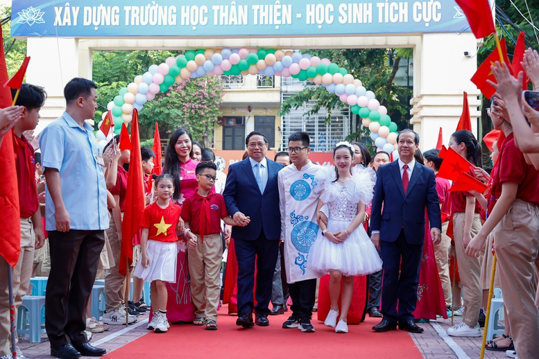 Thủ tướng Phạm Minh Chính dự lễ khai giảng, chung vui cùng các thầy, cô giáo, các em học sinh tại Trường Phổ thông cơ sở Nguyễn Đình Chiểu (quận Hai Bà Trưng, Hà Nội) - Ảnh: VGP/Nhật Bắc