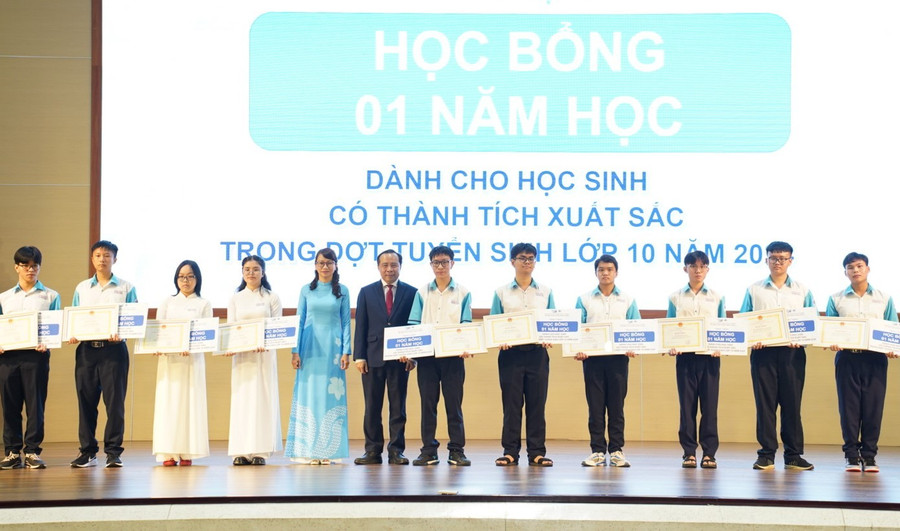 PGS.TS Vũ Hải Quân, Giám đốc ĐHQG TPHCM và GS.TS Nguyễn Thị Thanh Mai trao học bổng cho học sinh có thành tích xuất sắc trong đợt tuyển sinh lớp 10.