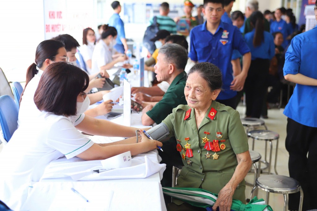 Hội Thầy thuốc trẻ Hà Nội tổ chức 74 chương trình, buổi khám bệnh, cấp phát phát thuốc miễn phí, tặng quà cho trẻ em, người dân có hoàn cảnh khó khăn, gia đình chính sách, ... với sự tham gia của hơn 2.190 y, bác sĩ trẻ đến từ các bệnh viện Trung ương và Thành phố.