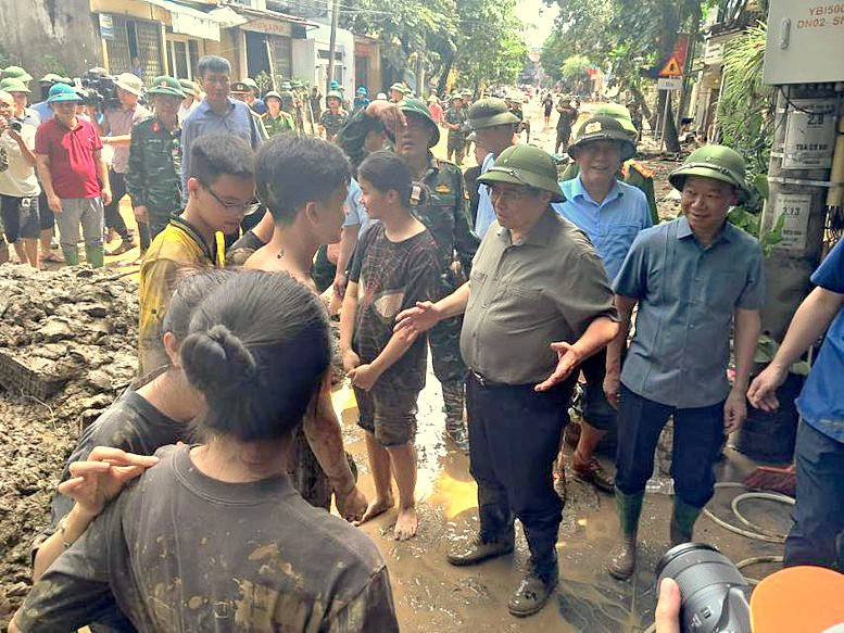 Thủ tướng Phạm Minh Chính thăm hỏi đời sống người dân - Ảnh: VGP