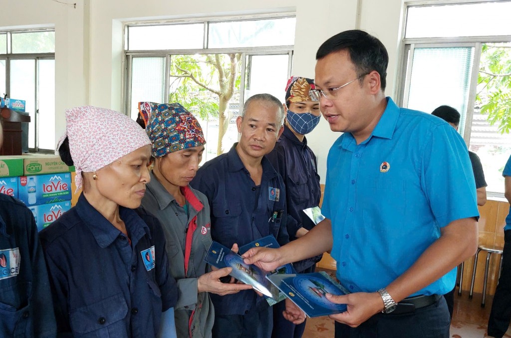 Lãnh đạo LĐLĐ Thành phố trao hỗ trợ cho đoàn viên, người lao động Công ty Cổ phần Gốm xây dựng Xuân Hòa