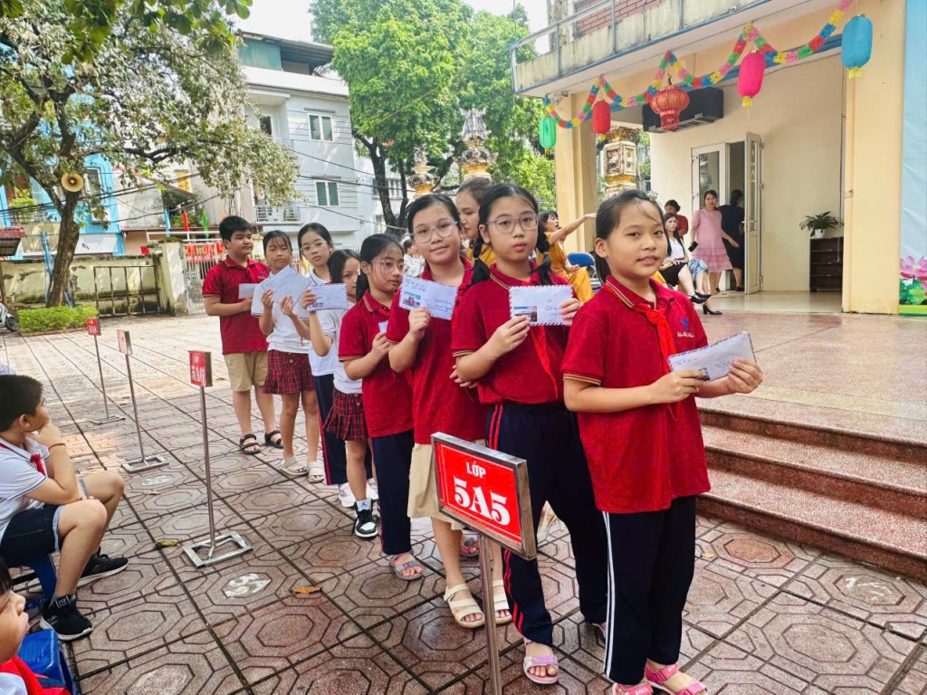 Các em học sinh trường THCS Hoa Lư (thành phố Thủ Đức) chung tay ủng hộ, quyên góp nhằm để hỗ trợ người dân vùng lũ các tỉnh miền Bắc vượt qua khó khăn do bão lũ.