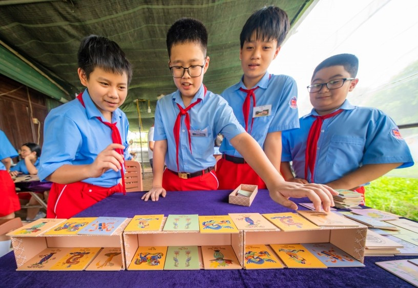 Các học sinh Thừa Thiên Huế được tìm hiểu về các họa tiết trang trí truyền thống trong kinh thành và thực hành tô màu với kỹ thuật vẽ màu nước. 4.jpg