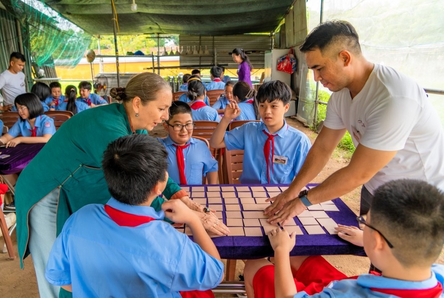 Bà Andrea Teufel, chuyên gia người Đức cùng các cộng sự giới thiệu về kỹ thuật tô màu và cách sử dụng; khám phá và tìm hiểu những họa tiết truyền thống tại bình phong và cổng chính của điện Phụng Tiên. 3.jpg