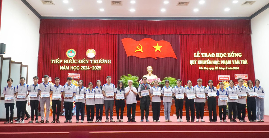 Đại tướng Phạm Văn Trà trao học bổng cho các sinh viên.