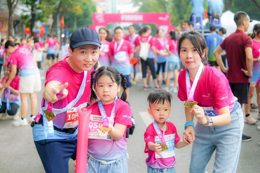 Gia đình anh Nguyễn Hải Đăng nuôi dạy cả 2 con theo phương pháp “mỗi người một ngôn ngữ”.