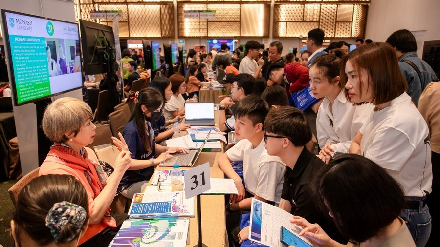 Học sinh được đại diện trường đánh giá hồ sơ và xét học bổng trực tiếp tại sự kiện của IDP. (Nguồn: IDP)