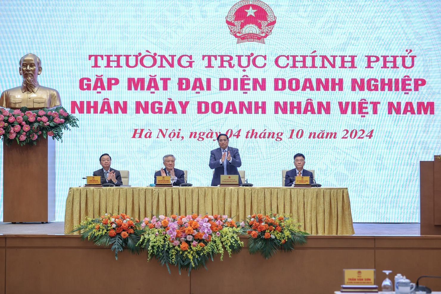 Thủ tướng Phạm Minh Chính chủ trì cuộc gặp mặt. Ảnh VGP/Nhật Bắc