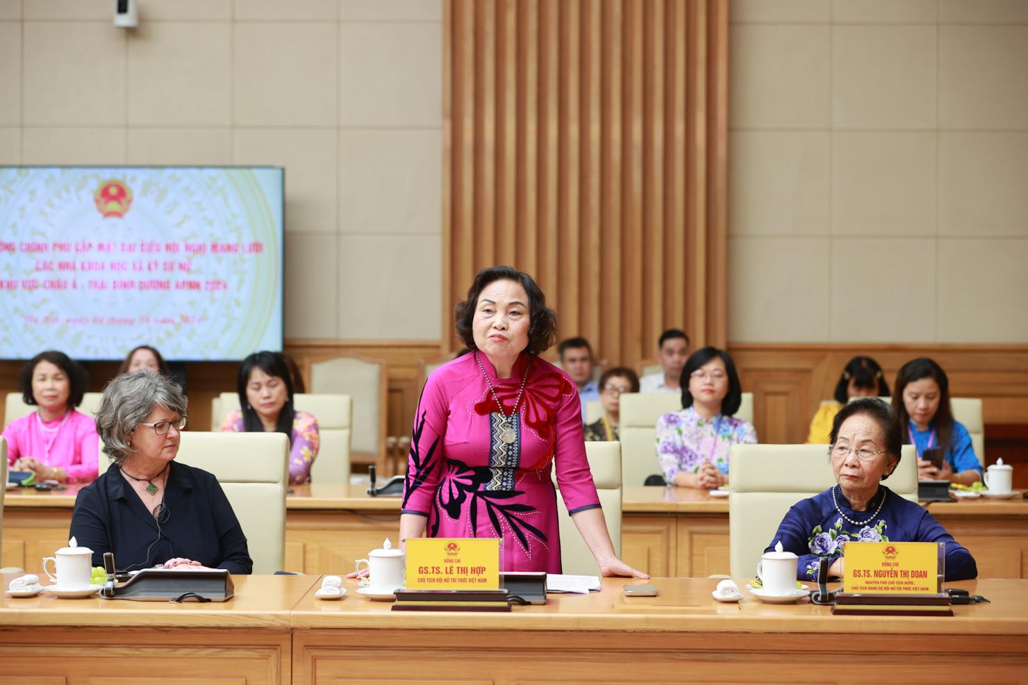 GS.TS Lê Thị Hợp - Chủ tịch Hội nữ trí thức Việt Nam, phát biểu tại buổi gặp mặt. Ảnh: VGP/Nhật Bắc  