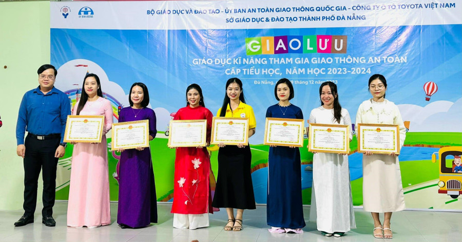 Giáo viên đạt giải tại Ngày hội Giao lưu giáo dục kỹ năng tham gia giao thông an toàn cấp tiểu học năm học 2023 - 2024 do Sở GD&ĐT TP Đà Nẵng tổ chức. Ảnh: NTCC lach qua khe cua hep (1).jpg