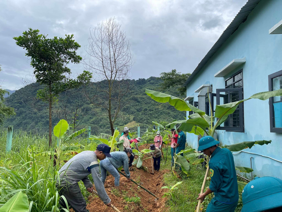 Lực lượng dân quân xã Trà Nam và phụ huynh hỗ trợ Trường PTDTBT Tiểu học – THCS Trà Nam (huyện Nam Trà My, tỉnh Quảng Nam) đào mương thoát nước để tránh xói lở tại khu nội trú của trường. Ảnh: NTCC day-hoc-nuong-theo-thoi-tiet-1-7287.jpg
