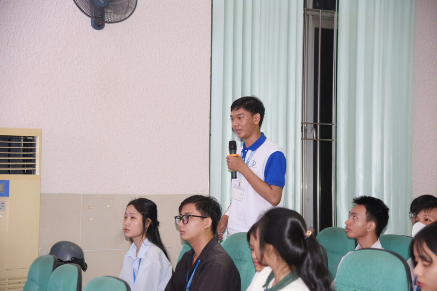 SV chia sẻ về hoàn cảnh cụ thể của bản thân và nhờ thầy cô tư vấn trong chương trình. truong-dhdt-gap-go-sv-kk-3-9407.jpg