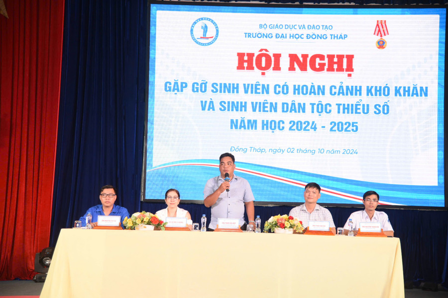 Thạc sĩ Phạm Văn Hiệp, Trưởng phòng Công tác sinh viên và Truyền thông cùng lãnh đạo các đơn vị, phòng ban tư vấn, hỗ trợ SV tại chương trình. truong-dhdt-gap-go-sv-kk-2-2088.jpg