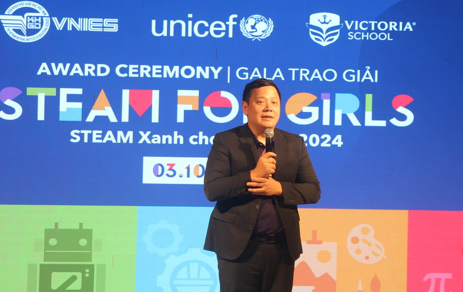 GS.TS Lê Anh Vinh phát biểu tại buổi trao giải. steam-xanh-cho-nu-sinh-1-542.jpg