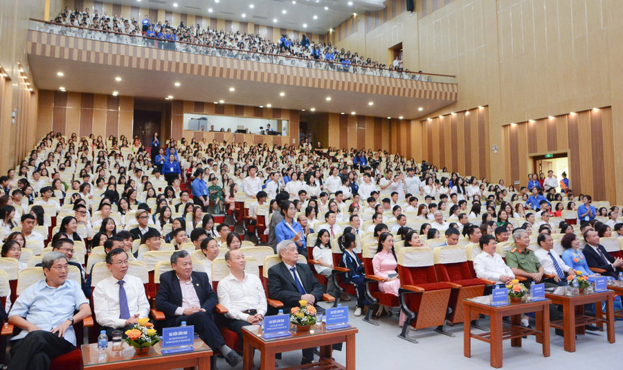 Các đại biểu dự lễ khai giảng. suphamjpg2-9763.jpg