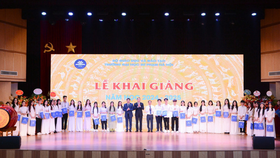 Lãnh đạo Trường ĐH Sư phạm Hà Nội tặng thưởng cho các tân sinh viên có thành tích xuất sắc khi xét tuyển đầu vào. suphamjpg1-9960.jpg