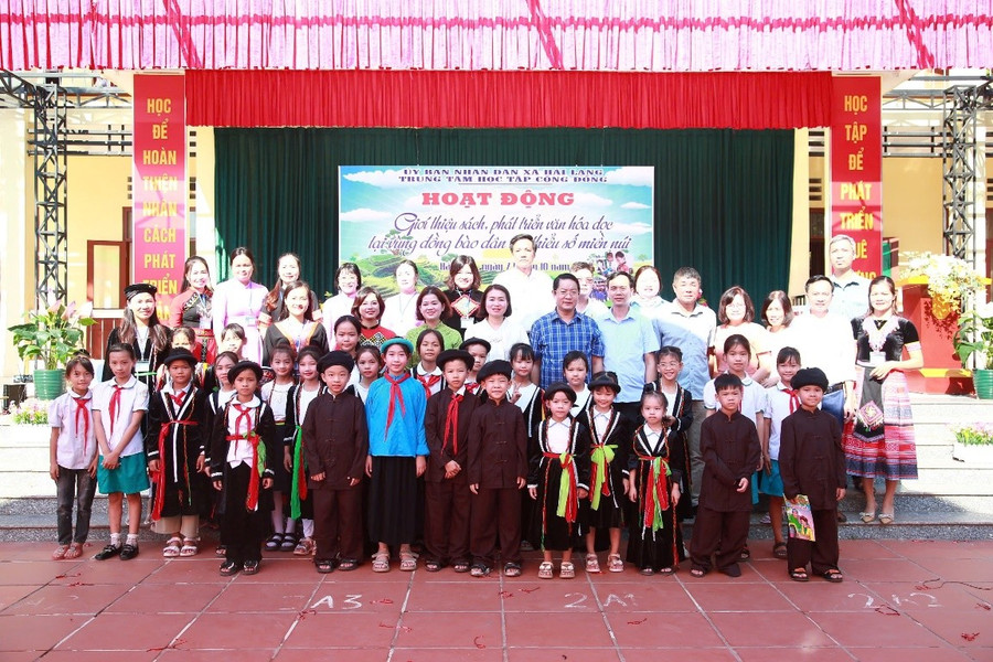 Các đại biểu chụp ảnh kỉ niệm cùng thầy cô và các em học sinh Trường Tiểu học Hải Lạng. 564-4403.jpg