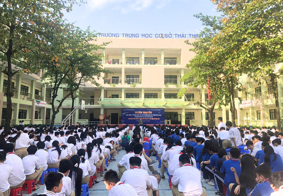 Học sinh lắng nghe chuyên gia trao đổi thông tin hữu ích về chấp hành luật lệ an toàn giao thông và phòng ngừa tội phạm sử dụng vũ khí, vật liệu nổ, công cụ hỗ trợ. thai-9-2338.jpg