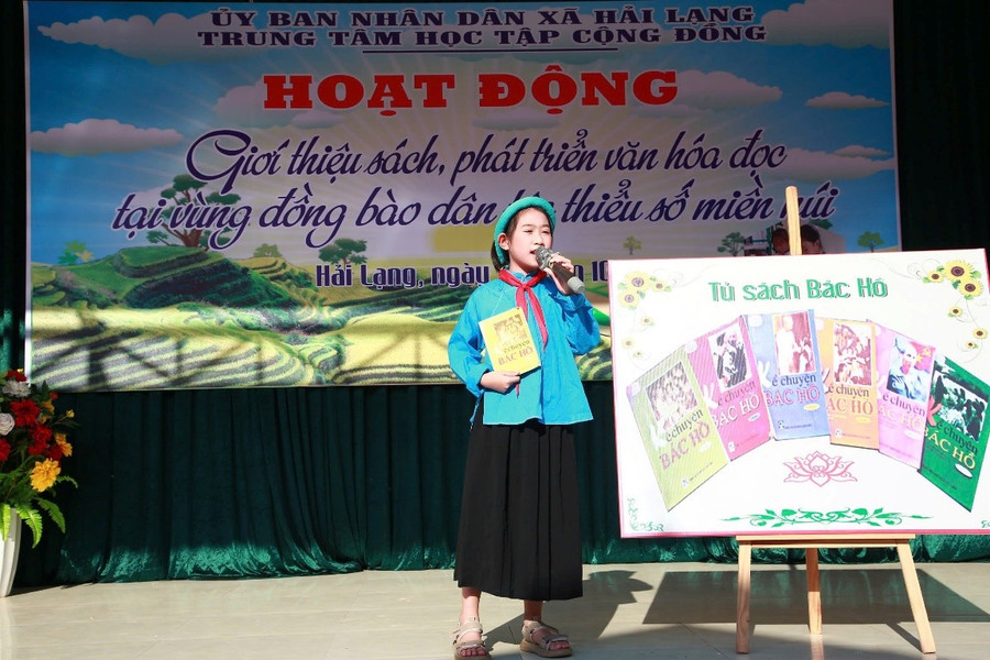 Một học sinh giới thiệu về tủ sách bác Hồ. z5905016413475-c6054360db71152a95c5d0ddd8b04708-9434.jpg