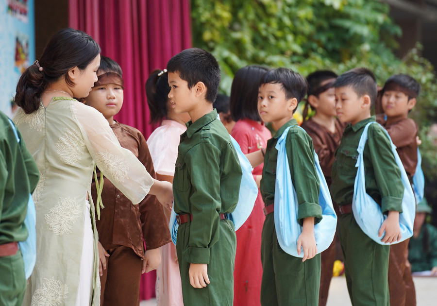 Các em nhỏ sẽ hiểu từ một thành phố chịu nhiều tổn thương do chiến tranh nhưng giờ đây đã phát triển và trở thành trung tâm kinh tế, văn hóa hàng đầu của đất nước. 4-5936.jpg