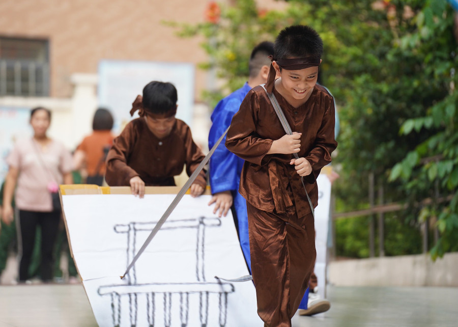 Trong dịp này, các em học sinh đã tập luyện và dựng lại hoạt cảnh của dân tộc ta thời kỳ đó. Việc luyện tập giúp các em hiểu rõ và thuộc lòng bối cảnh lịch sử đất nước ta một cách thiết thực nhất. 3-9887.jpg