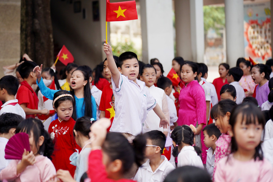 Những em học sinh không tham gia biểu diễn cũng hiểu được lịch sử hào hùng của dân tộc sau khi xem tiết mục hấp dẫn của các bạn cùng trang lứa. 13-9824.jpg