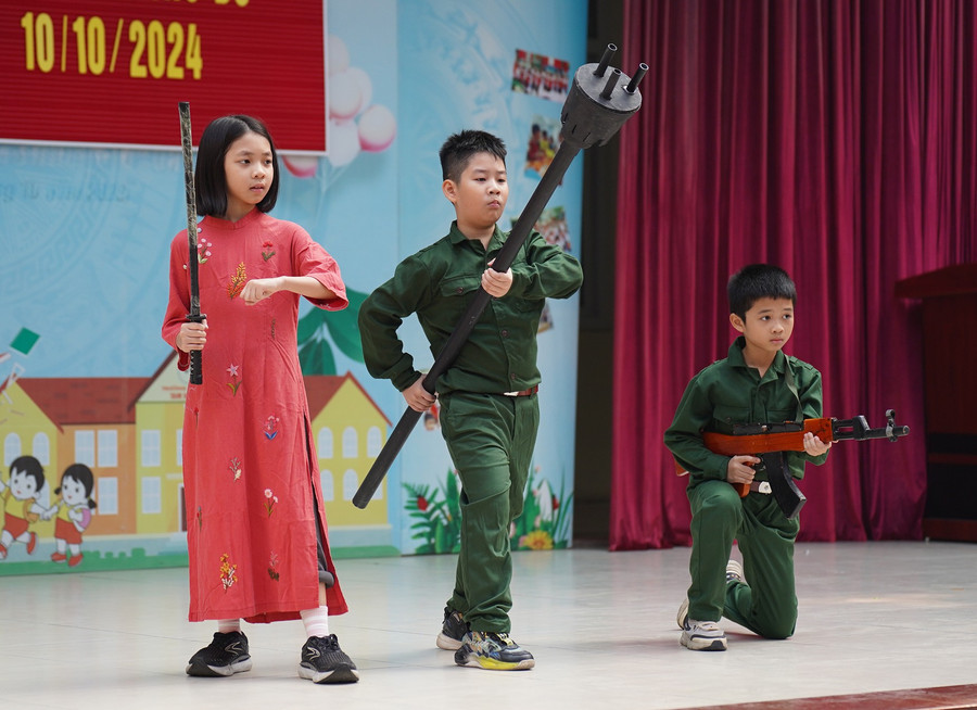 Hoạt động trải nghiệm giúp các em hiểu rõ về lời kêu gọi toàn dân kháng chiến của Bác Hồ với chiến thắng mở đầu cuộc kháng chiến toàn quốc. 6-2804.jpg