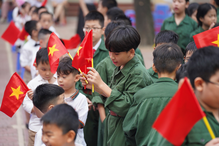 Cô Thanh Vân chia sẻ thêm, hoạt động trải nghiệm sẽ giúp học sinh các khối của nhà trường giao lưu, gắn kết nhau hơn sau những giờ học trên lớp. 12-968.jpg