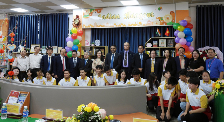 Đại biểu chụp ảnh lưu niệm cùng sinh viên Trường ĐH Cửu Long. dhcl-khong-gian-an-do-4-3431.jpg