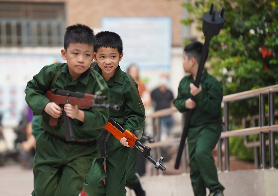 Để đạt được thành tựu đó, các em sẽ hiểu được phải đánh đổi bằng bao xương máu của cha ông ta cũng như công sức xây dựng đất nước của toàn xã hội. 5-8016.jpg