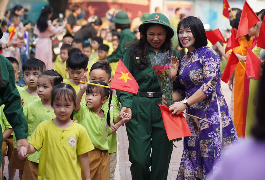 ThS Nguyễn Thị Thanh Vân - Hiệu trưởng Trường Tiểu học Tam Khương cho biết: "Nhà trường sẽ tạo nhiều hoạt động thiết thực để ngoài việc học tập các con được trải nghiệm sáng tạo, luôn bắt kịp xu hướng đổi mới của giáo dục". 11-6069.jpg