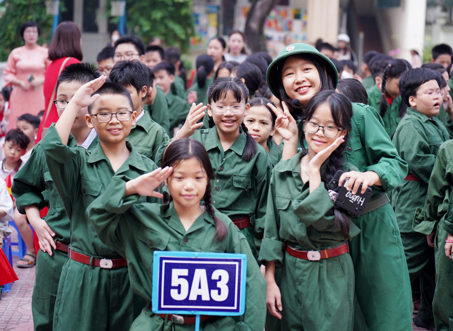 Niềm vui của cô và trò trong màu áo xanh bộ đội đúng vào ngày 70 năm Giải phóng Thủ đô. 15-6159.jpg