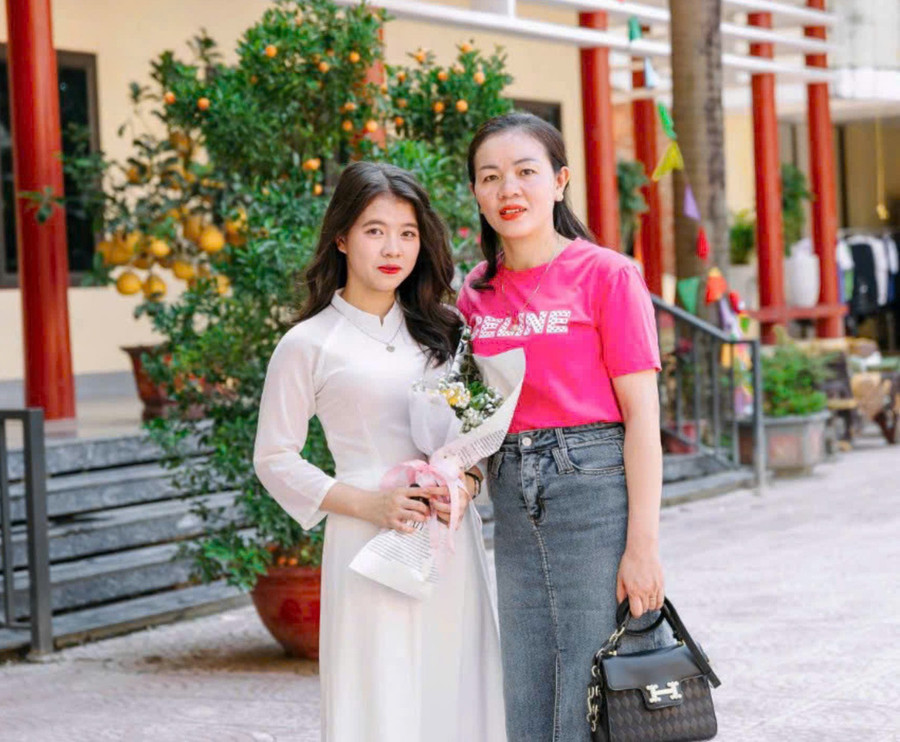 Chu Thị Bảo Linh cùng mẹ. Ảnh NVCC. cef9ce70027ebb20e26f-3015.jpg