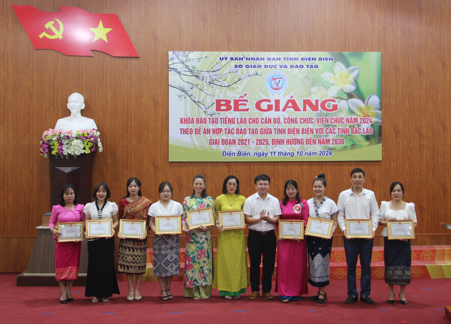 Trao giấy khen cho 10 học viên đạt thành tích cao trong học tập và có nhiều đóng góp tích cực trong thực hiện nhiệm vụ lớp đào tạo tiếng Lào năm 2024. img-2434-6429.jpg